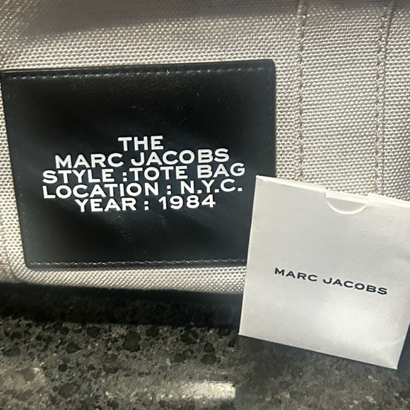 Marc Jacobs THE JACQUARD
MEDIUM TOTE BAG
Non-smoking home 
Excellent condition ! - Picture 11 of 16